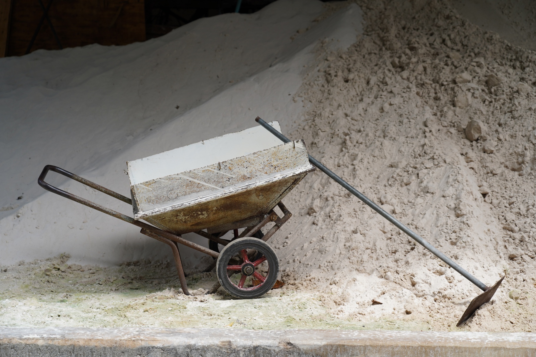 Silica sand and wheelbarrow — raw material