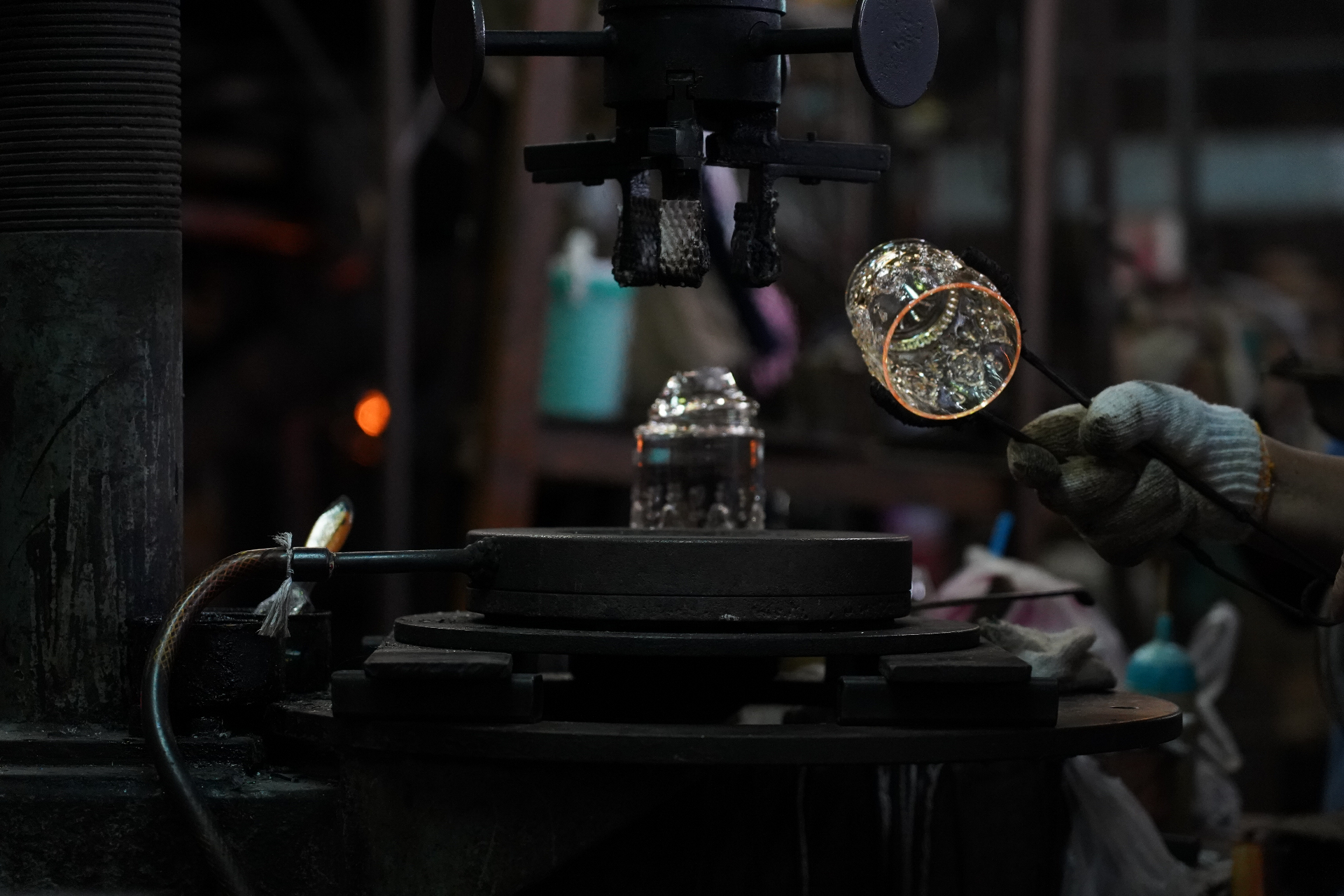 Pressing a crystal tumbler